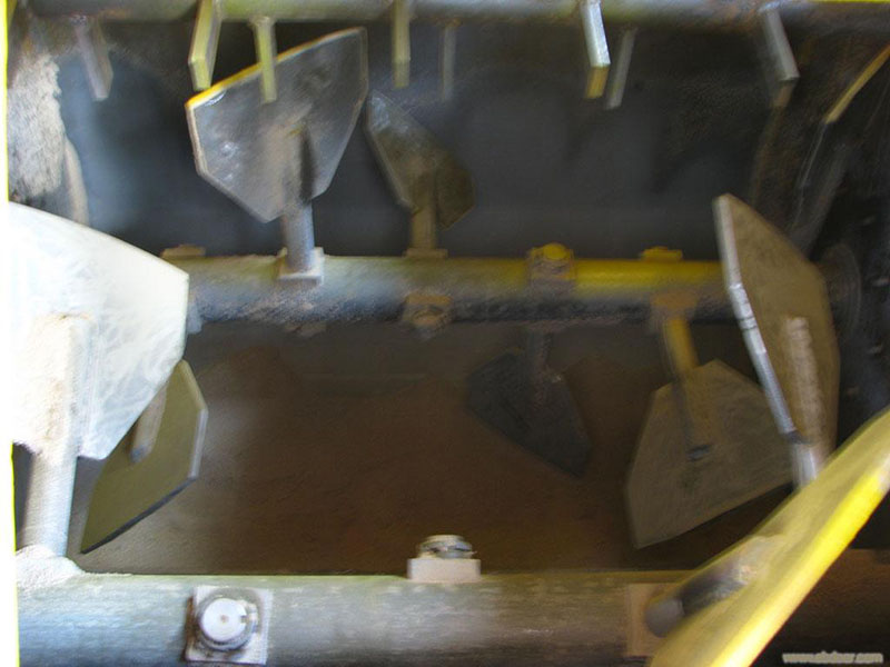 twin shafts mixer inside (2).jpg