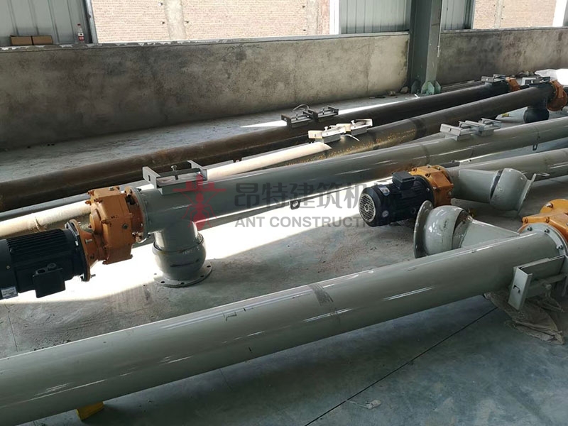 Screw auger conveyor for conveying cement sand